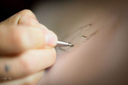 Jedes einzelne Bild wird von Hand gezeichnet. Zeichnen am Leuchttisch. Künstlerportrait in Hennef. LS Photographie Düren.