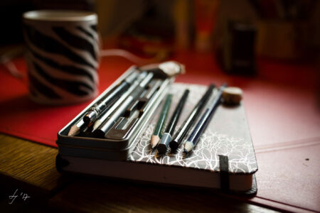 Kleines Skizzenbuch, Bleistifte und Radiergummi. Arbeitsutensilien von Linestyle Artwork. Künstlerportrait von Fotograf Düren.