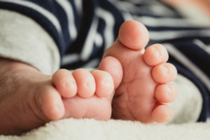 Familienfotograf - Neugeborenenfotografie - Detailaufnahme Füßchen Fotograf Düren - Neugeborenenfotografie