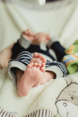 Familienfotograf - Neugeborenenfotografie - Detailaufnahme Füßchen Fotograf Düren - Neugeborenenfotografie