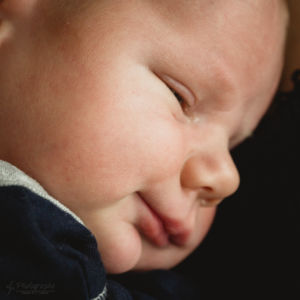 Familienfotograf - Neugeborenenfotografie - Detailaufnahme Gesicht Fotograf Düren - Neugeborenenfotografie
