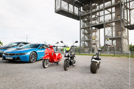 E-Mobilität auf zwei Rädern. Im Kreis ansässige Unternehmen zeigen, was sie in Sachen E-Mobilität zu bieten haben. Diese elektrischen Zweiräder können in Langerwehe gemietet werden. Fotograf-Düren-Businessfotograf-Inden-Jülich-Linnich-Langerwehe