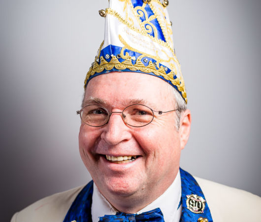 Portraitfoto von Präsident Werner vom TC Sternschnuppen Bockeroth e.V. Entstanden beim Fotoshooting mit Fotograf Sebastian Lehmann im Kurtheater Hennef.