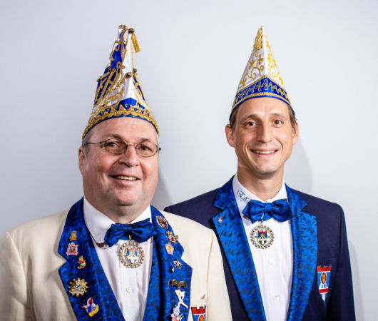 Sitzungspräsident Werner und Elferatsmitglied und ehemaligem Tänzer Anselm vom TC Sternschnuppen Bockeroth e.V. Entstanden beim Fotoshooting mit Fotograf Sebastian Lehmann im Kurtheater Hennef.