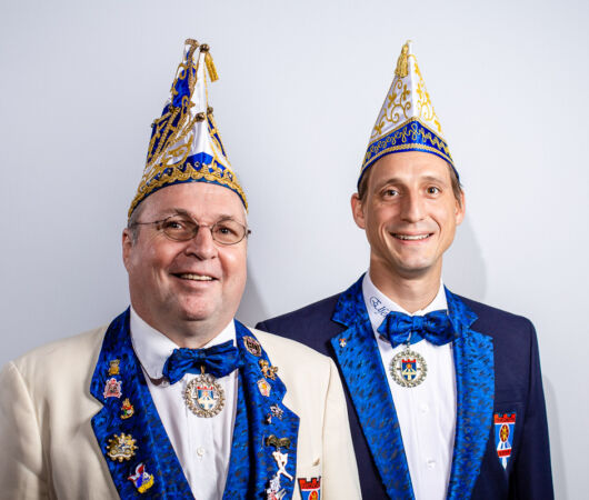 Sitzungspräsident Werner und Elferatsmitglied und ehemaligem Tänzer Anselm vom TC Sternschnuppen Bockeroth e.V. Sitzungspräsident Werner und Elferatsmitglied und ehemaligem Tänzer Anselm vom TC Sternschnuppen Bockeroth e.V. Entstanden beim Fotoshooting mit Fotograf Sebastian Lehmann im Kurtheater Hennef.