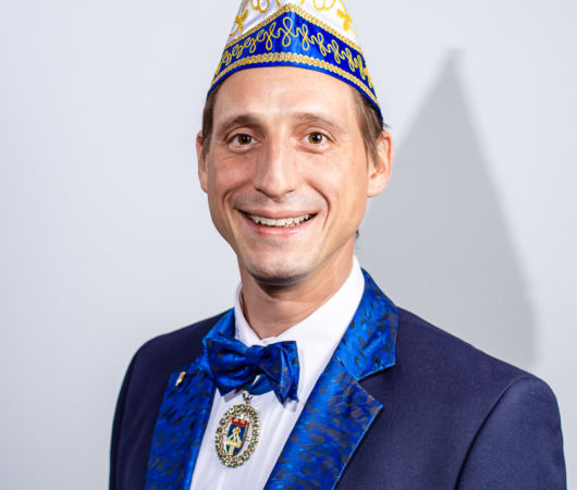 Portaitfoto vom ehemaligem Tänzer und jetzigem Vereinsvorstand Anselm vom TC Sternschnuppen Bockeroth e.V. Portaitfoto vom ehemaligem Tänzer und jetzigem Vereinsvorstand Anselm vom TC Sternschnuppen Bockeroth e.V. Entstanden beim Fotoshooting mit Fotograf Sebastian Lehmann im Kurtheater Hennef.