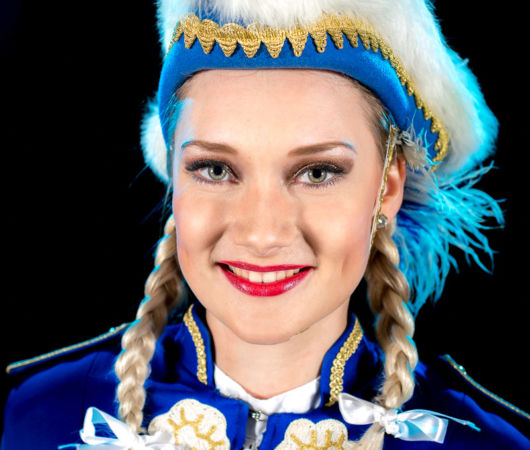 Portaitfoto von Tanzmariechen Svenja vom TC Sternschnuppen Bockeroth e.V. Entstanden beim Fotoshooting mit Fotograf Sebastian Lehmann im Kurtheater Hennef.